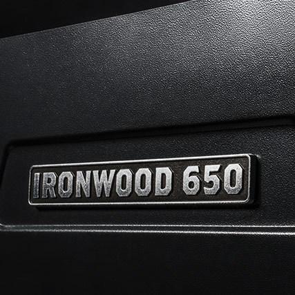 Traeger Ironwood 650 Starter-Set inkl. Abdeckhaube + Frontablage & Pellets