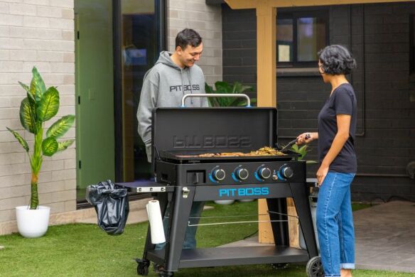 Pit Boss Ultimate Plancha Gasgrill 4 Brenner inkl. Plancha Set & Abdeckhaube