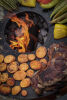Moesta Feuerplattengrill  Bandit 2.0 FirePlace inkl. 4 x Ablagebretter schwarz/-oben + Sizzle Rost & Burgerpresse