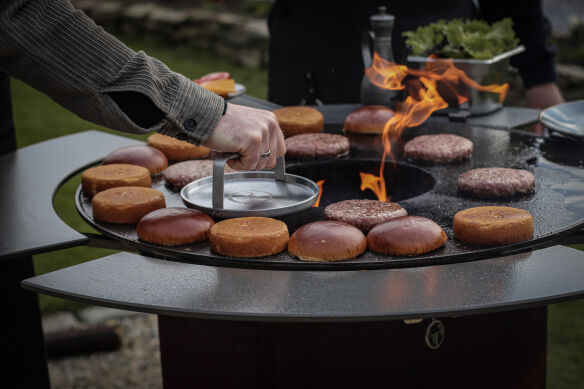 Moesta Feuerplattengrill  Bandit 2.0 FirePlace inkl. 4 x Ablagebretter schwarz/-oben + Sizzle Rost & Burgerpresse