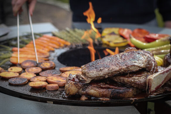 Moesta Feuerplattengrill  Bandit 2.0 FirePlace inkl. 4 x Ablagebretter schwarz/-oben + Sizzle Rost & Burgerpresse