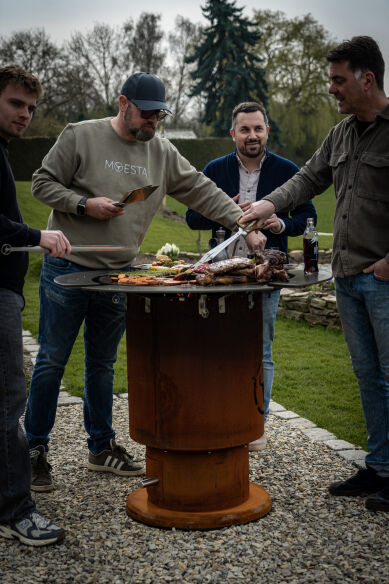 Moesta Feuerplattengrill  Bandit 2.0 FirePlace inkl. 4 x Ablagebretter schwarz/-oben + Sizzle Rost & Burgerpresse