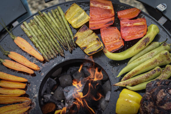 Moesta Feuerplattengrill  Bandit 2.0 FirePlace inkl. 4 x Ablagebretter schwarz/-oben + Sizzle Rost & Burgerpresse