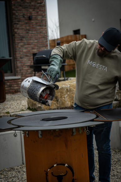 Moesta Feuerplattengrill  Bandit 2.0 FirePlace inkl. 4 x Ablagebretter schwarz/-oben + Sizzle Rost & Burgerpresse