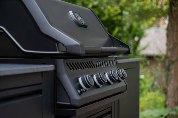 Napoleon Einbau/- Built-In Gasgrill 300 Series Mattschwarz mit Untergestell, Abdeckhaube & Drehspieß