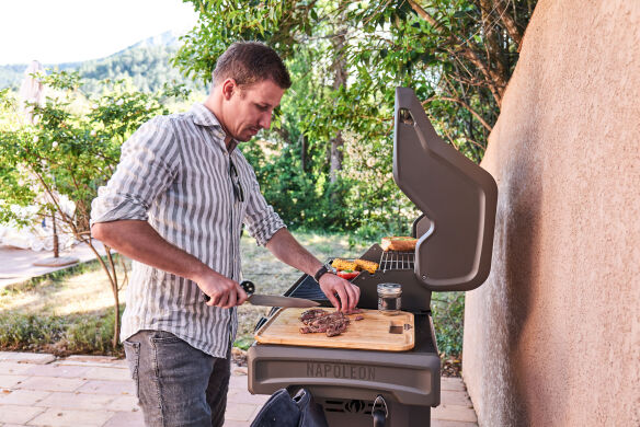 Napoleon Gasgrill Rogue PRO 425 SIB Edelstahl mit Infrarot-Seitenbrenner SIZZLE ZONE
