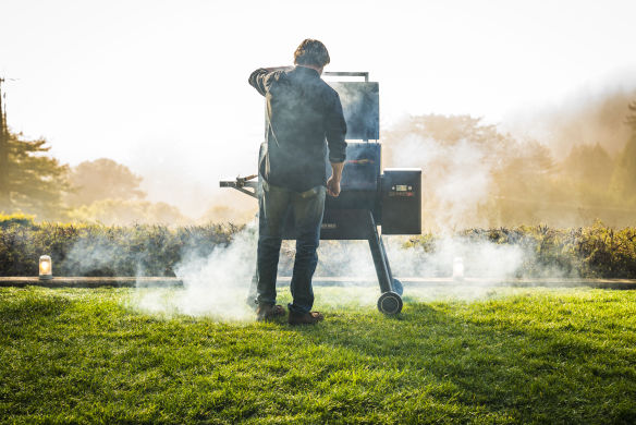 Traeger Pelletgrill Ironwood 885 Edition 2024 inkl. Abdeckhaube + Frontablage & Pellets