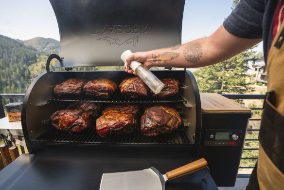 Traeger Pelletgrill Ironwood 885 Edition 2024 inkl. Abdeckhaube + Frontablage & Pellets