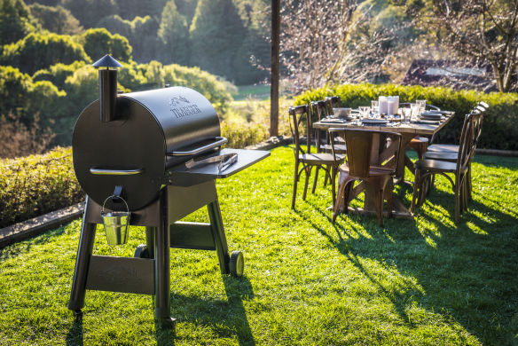 Traeger Pelletgrill Pro 780 D2 ink. Abdeckhaube, Frontablage & 2x 9 kg Pellets 